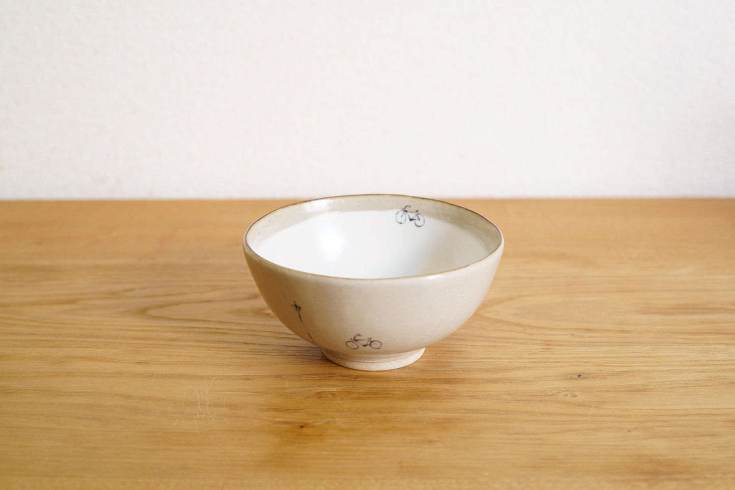 工房kuromiya | 白化粧色絵 ご飯茶碗 / 自転車と街灯