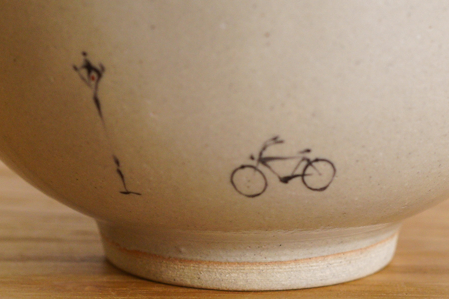 工房kuromiya | 白化粧色絵 ご飯茶碗 / 自転車と街灯