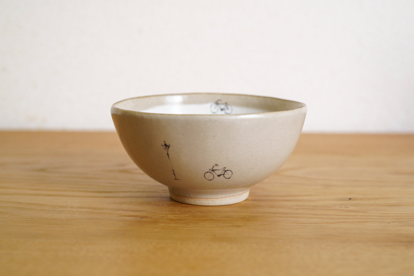 工房kuromiya | 白化粧色絵 ご飯茶碗 / 自転車と街灯