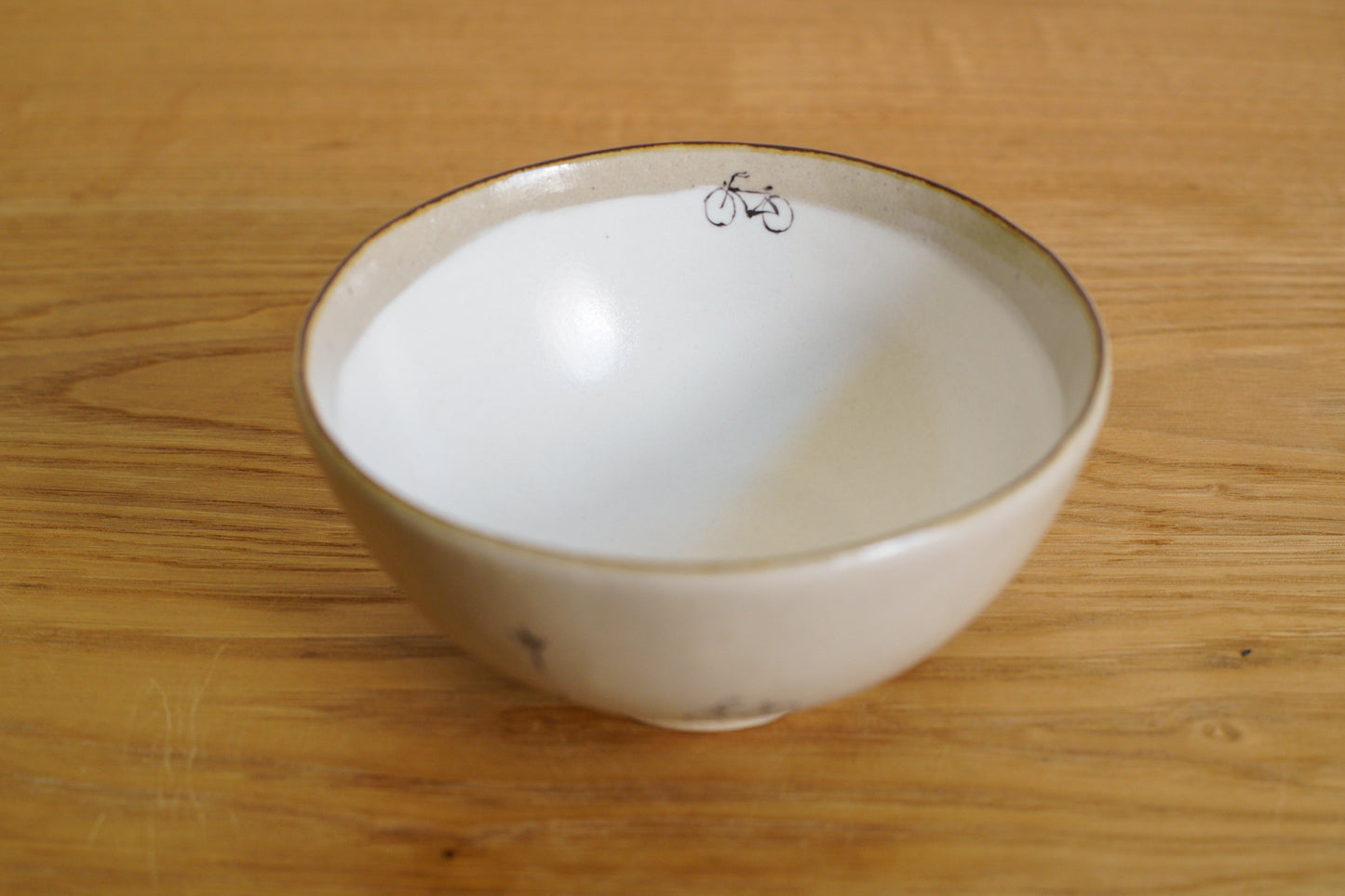 工房kuromiya | 白化粧色絵 ご飯茶碗 / 自転車と街灯