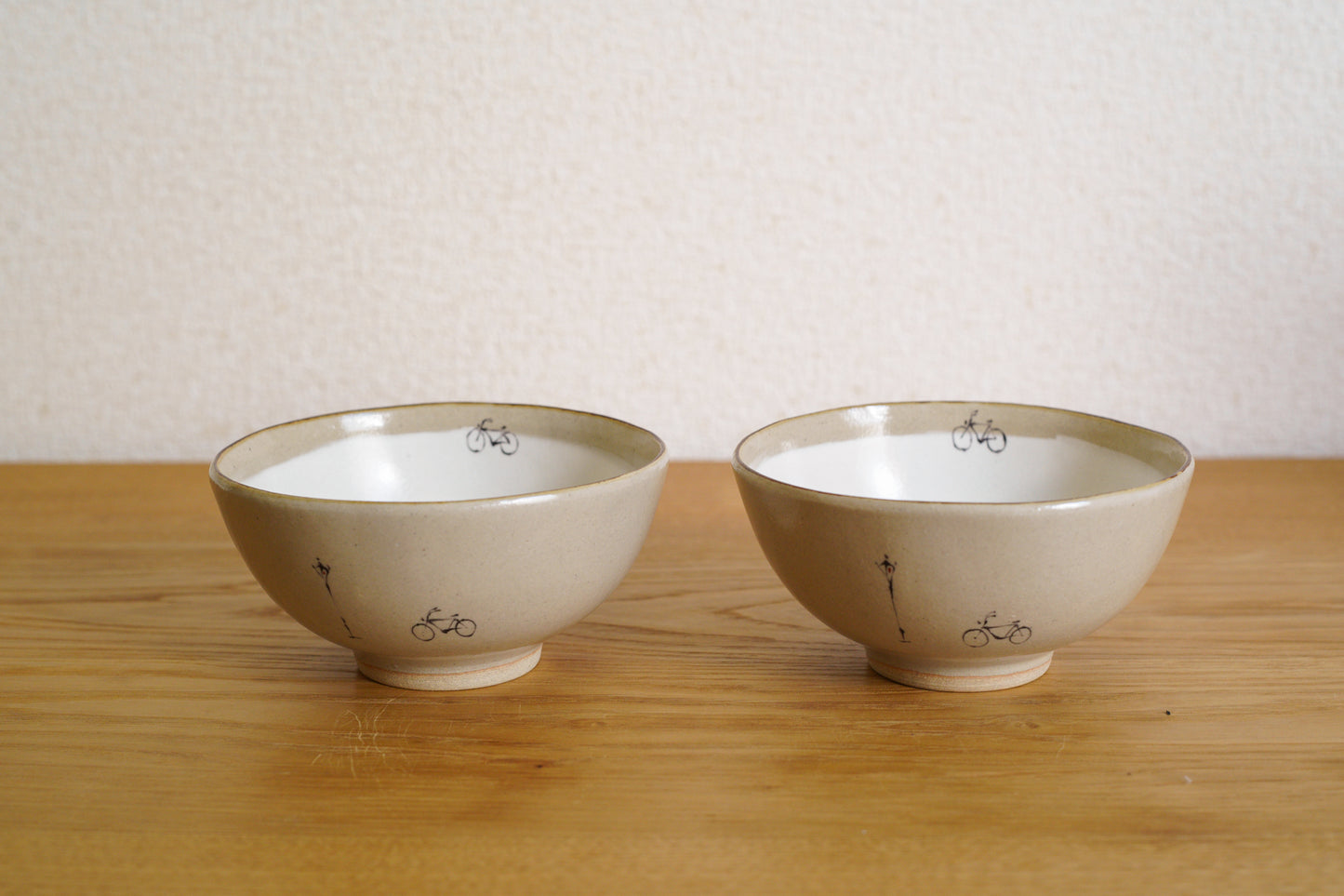 工房kuromiya | 白化粧色絵 ご飯茶碗 / 自転車と街灯