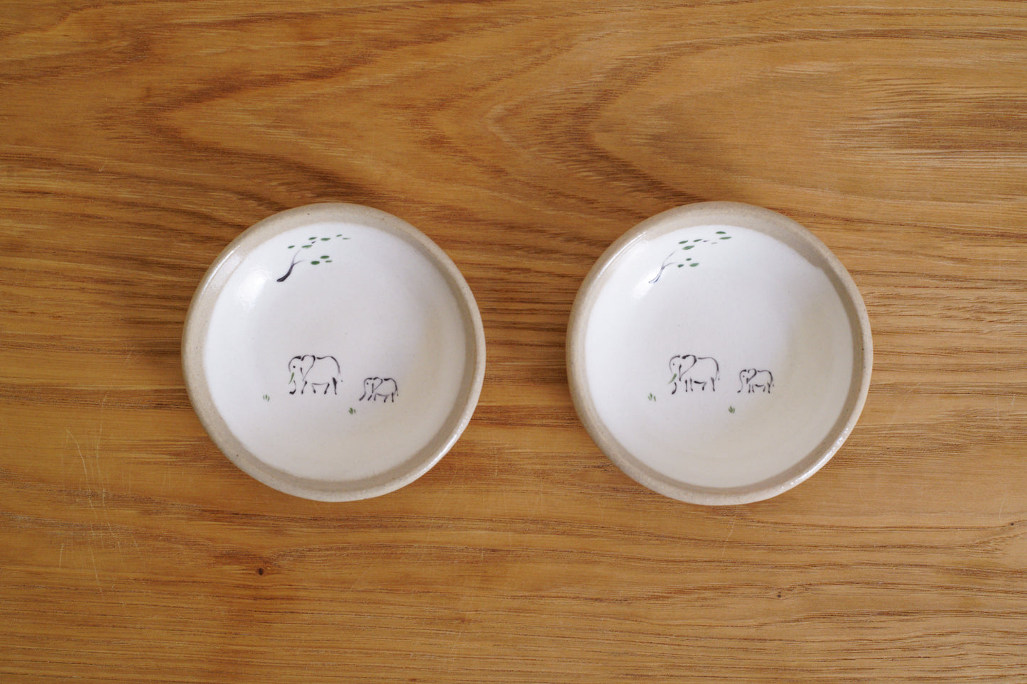 工房kuromiya | 白化粧色絵 豆皿 / ゾウ