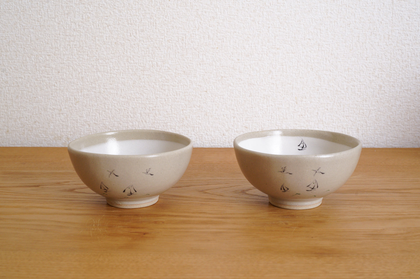 工房kuromiya | 白化粧色絵 ご飯茶碗 / かもめとヨット