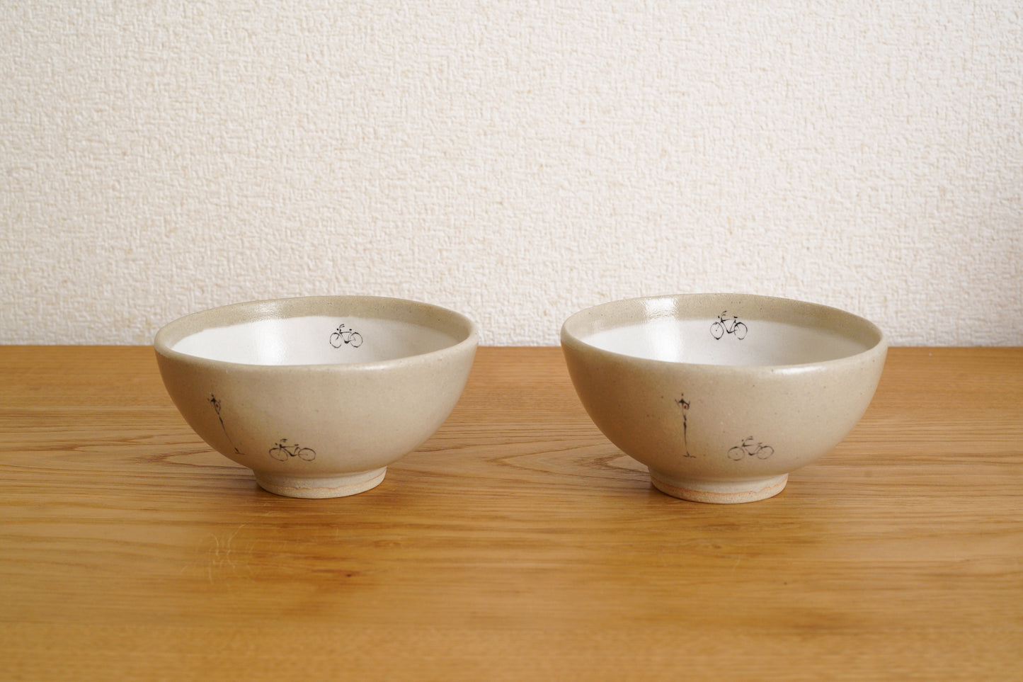 工房kuromiya | 白化粧色絵 ご飯茶碗 / 自転車と街灯