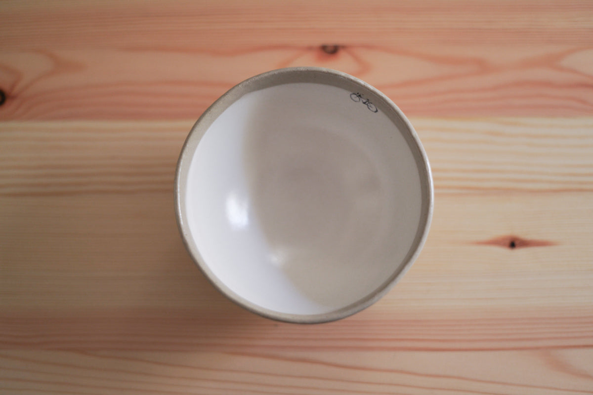 工房kuromiya | 白化粧色絵 ご飯茶碗 / 自転車と街灯