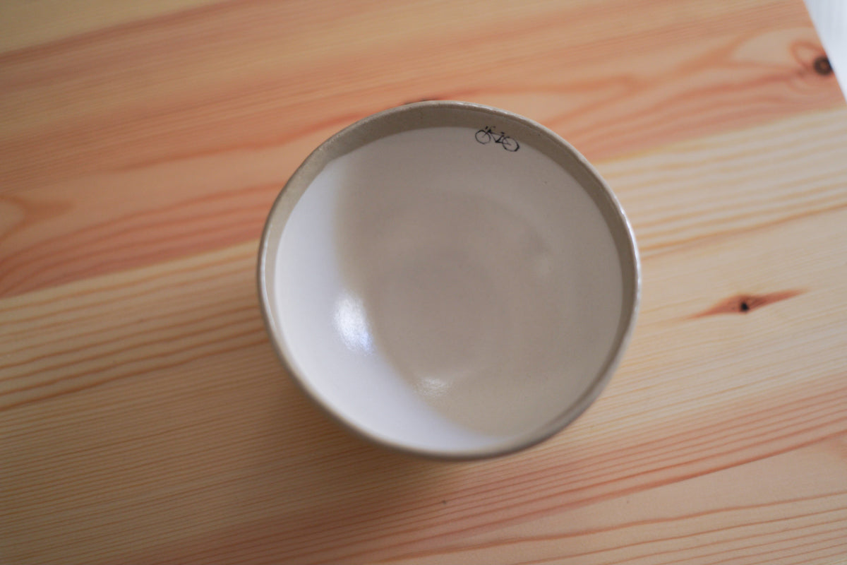 工房kuromiya | 白化粧色絵 ご飯茶碗 / 自転車と街灯