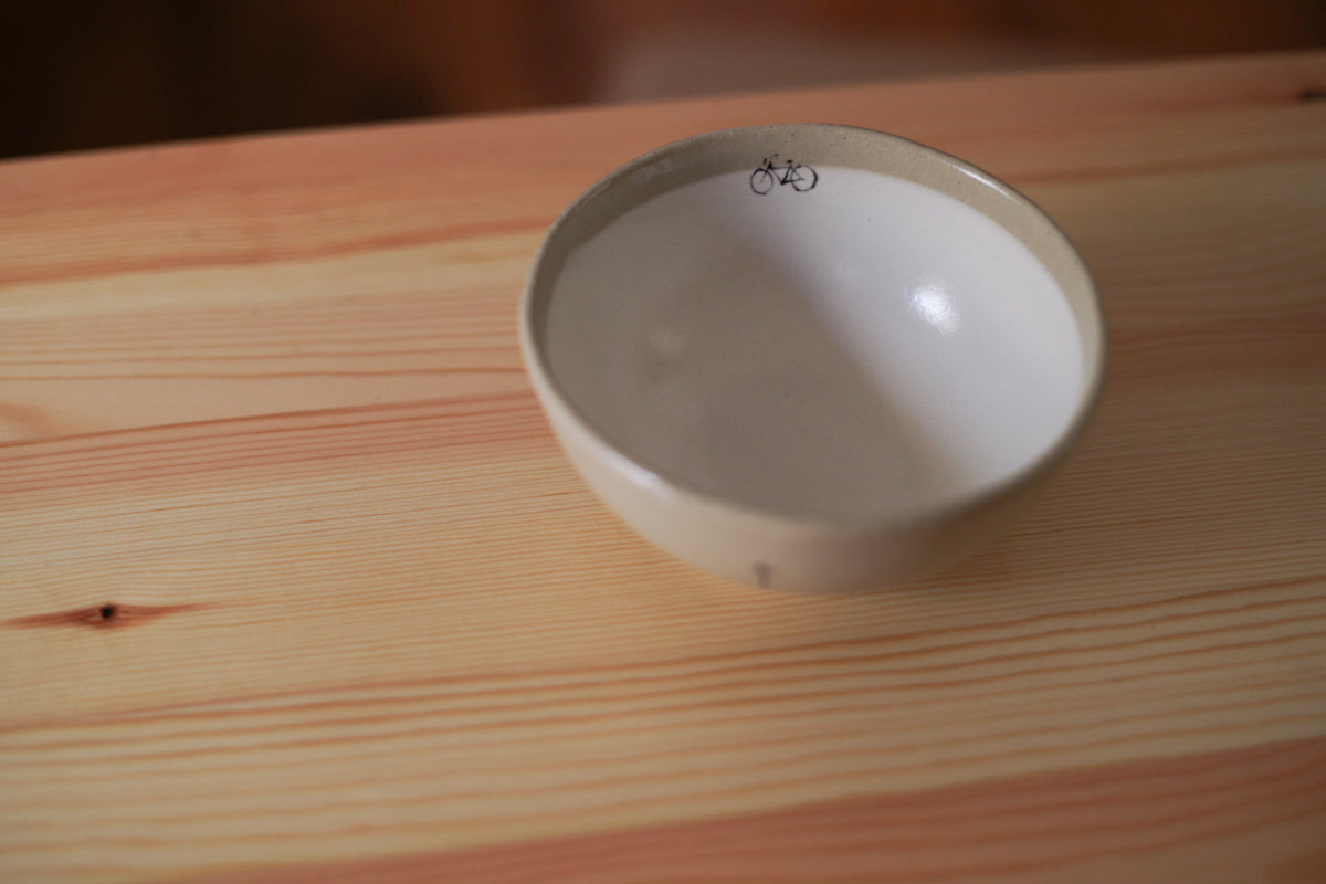 工房kuromiya | 白化粧色絵 ご飯茶碗 / 自転車と街灯