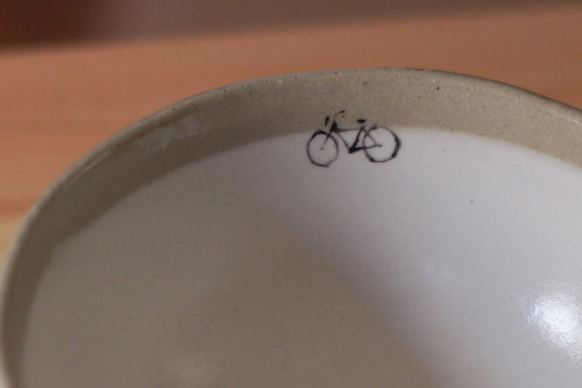 工房kuromiya | 白化粧色絵 ご飯茶碗 / 自転車と街灯