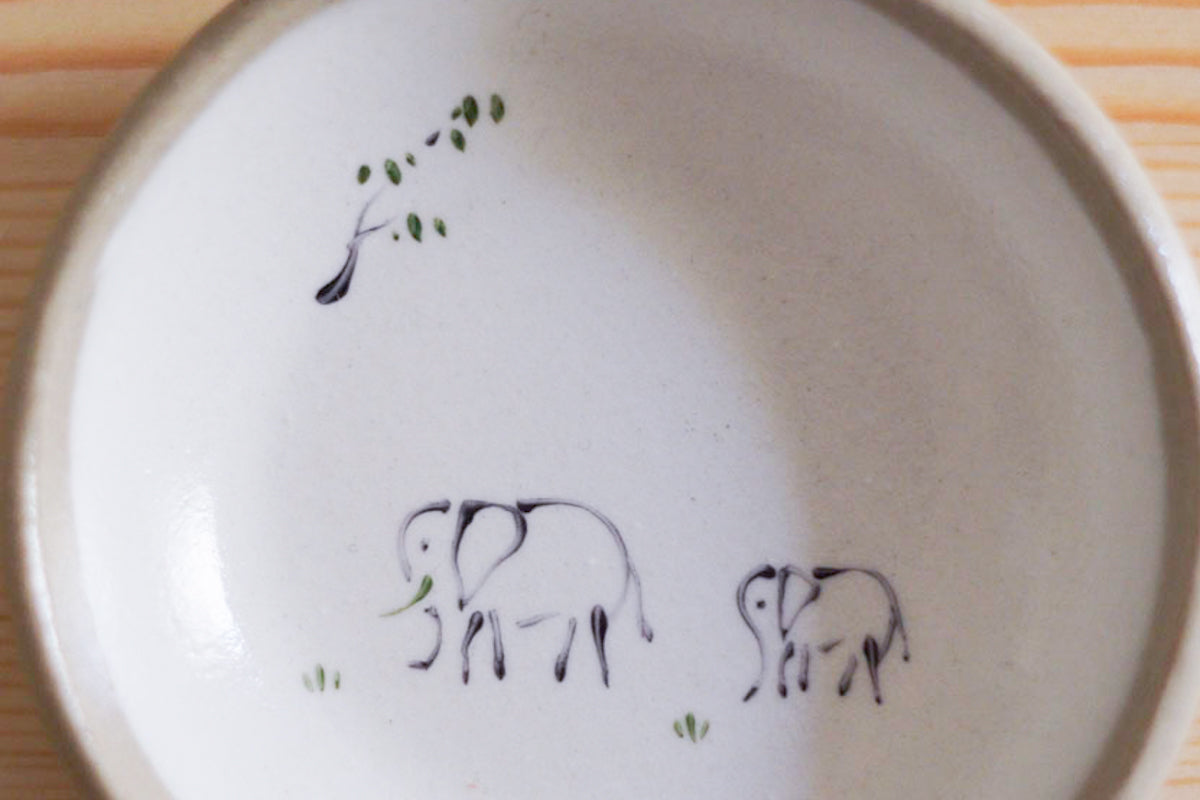 工房kuromiya | 白化粧色絵 豆皿 / ゾウ