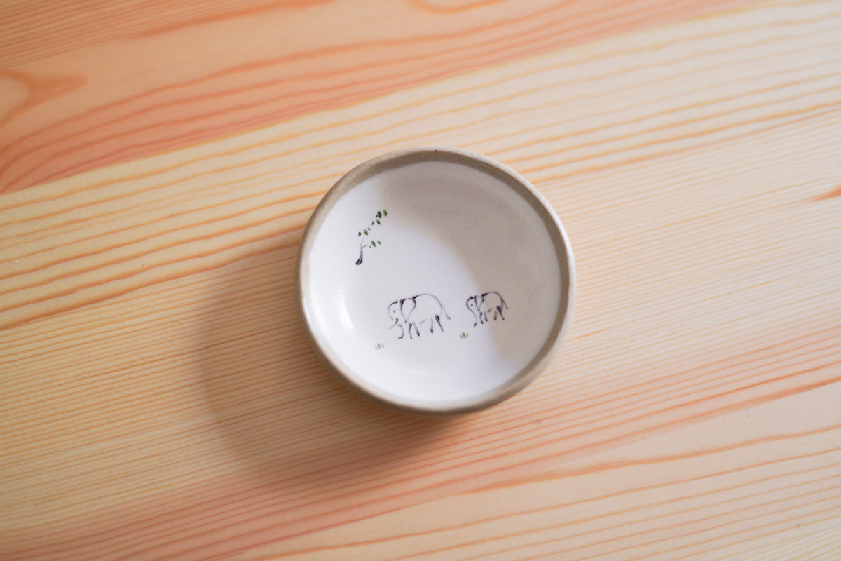 工房kuromiya | 白化粧色絵 豆皿 / ゾウ