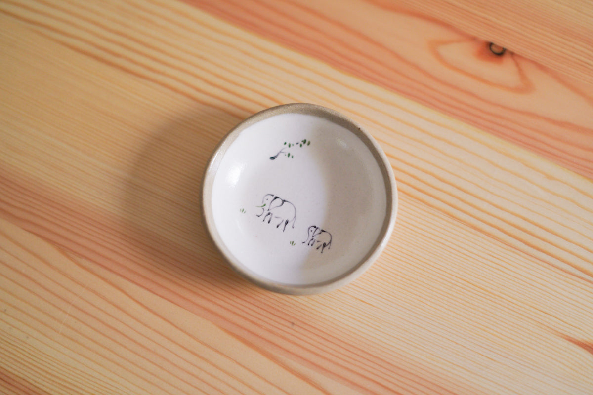 工房kuromiya | 白化粧色絵 豆皿 / ゾウ