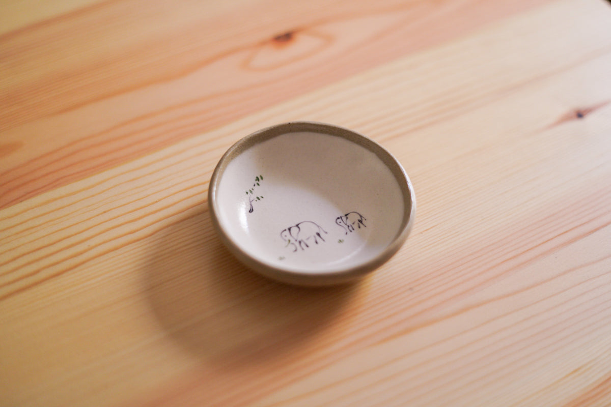 工房kuromiya | 白化粧色絵 豆皿 / ゾウ