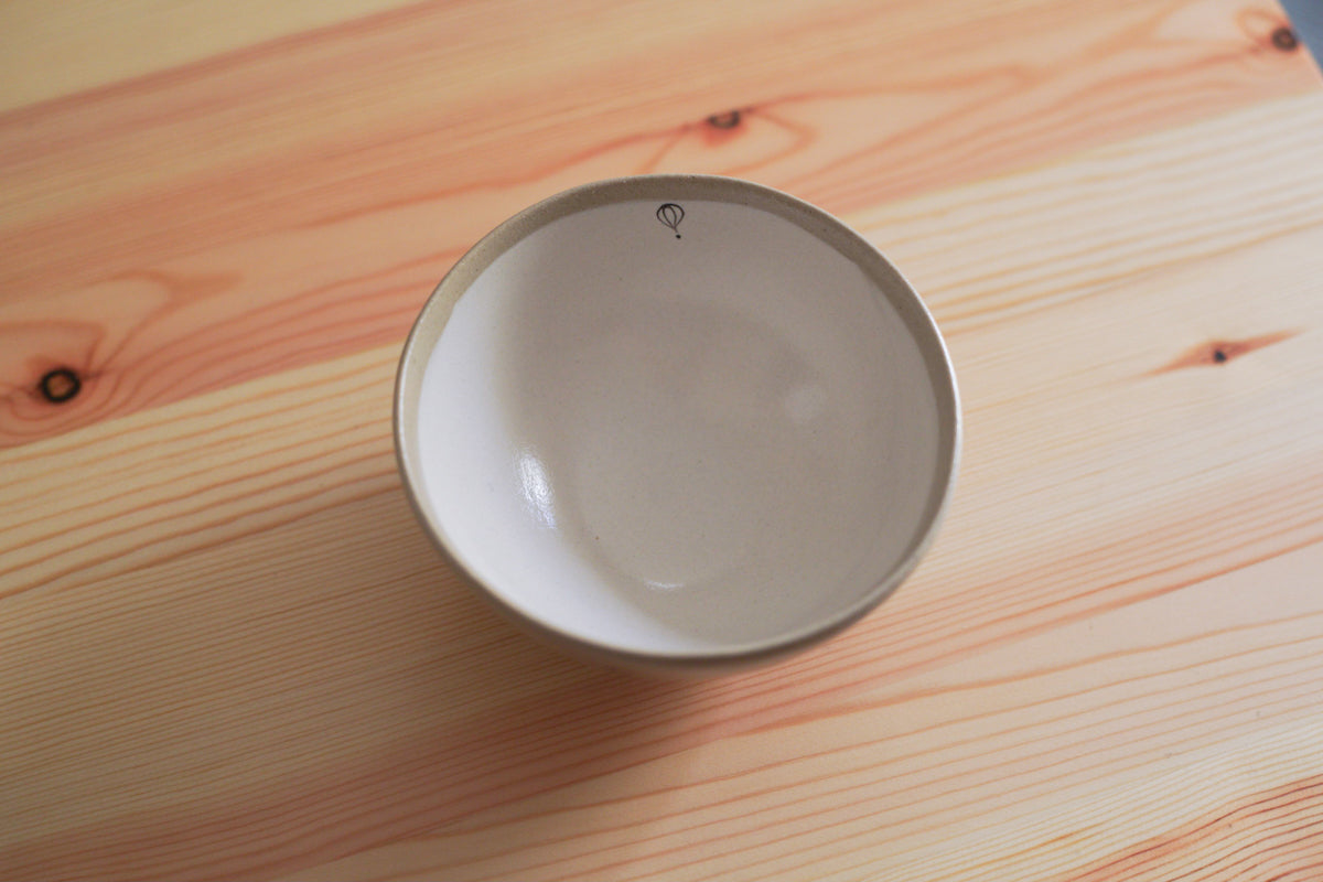 工房kuromiya | 白化粧色絵 ご飯茶碗 / 気球