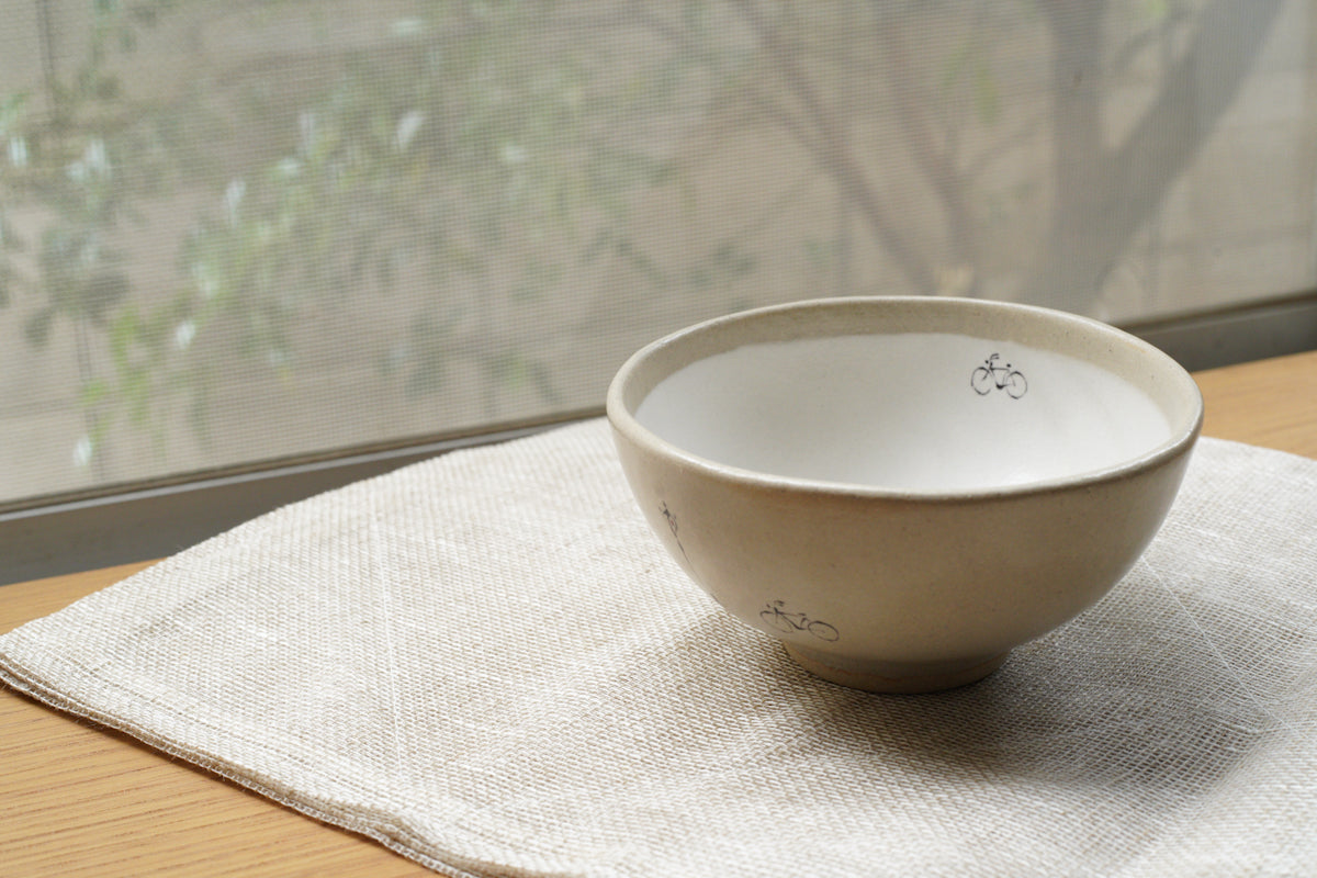 工房kuromiya | 白化粧色絵 ご飯茶碗 / 自転車と街灯