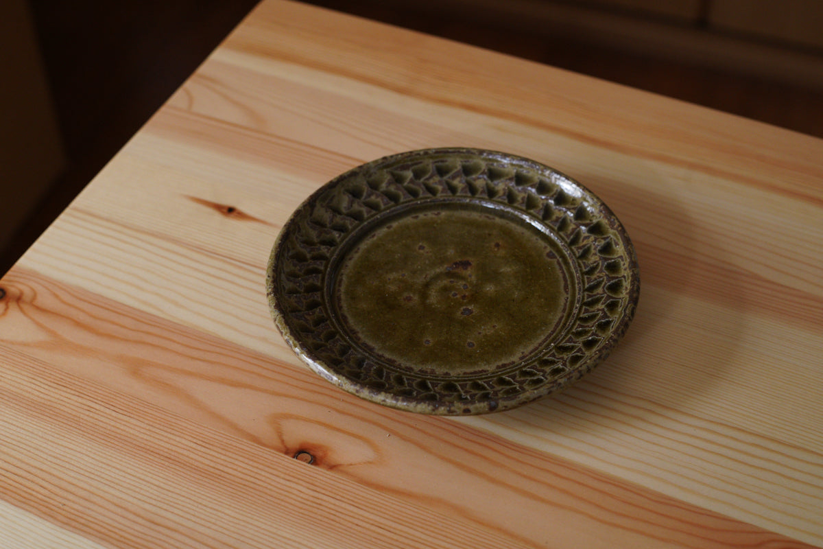 岡村宜治 | 灰釉皿 / 5寸