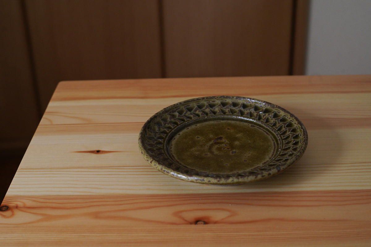 岡村宜治 | 灰釉皿 / 5寸