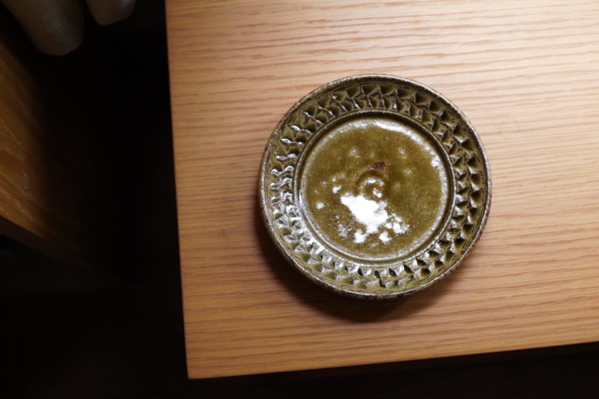 岡村宜治 | 灰釉皿 / 5寸