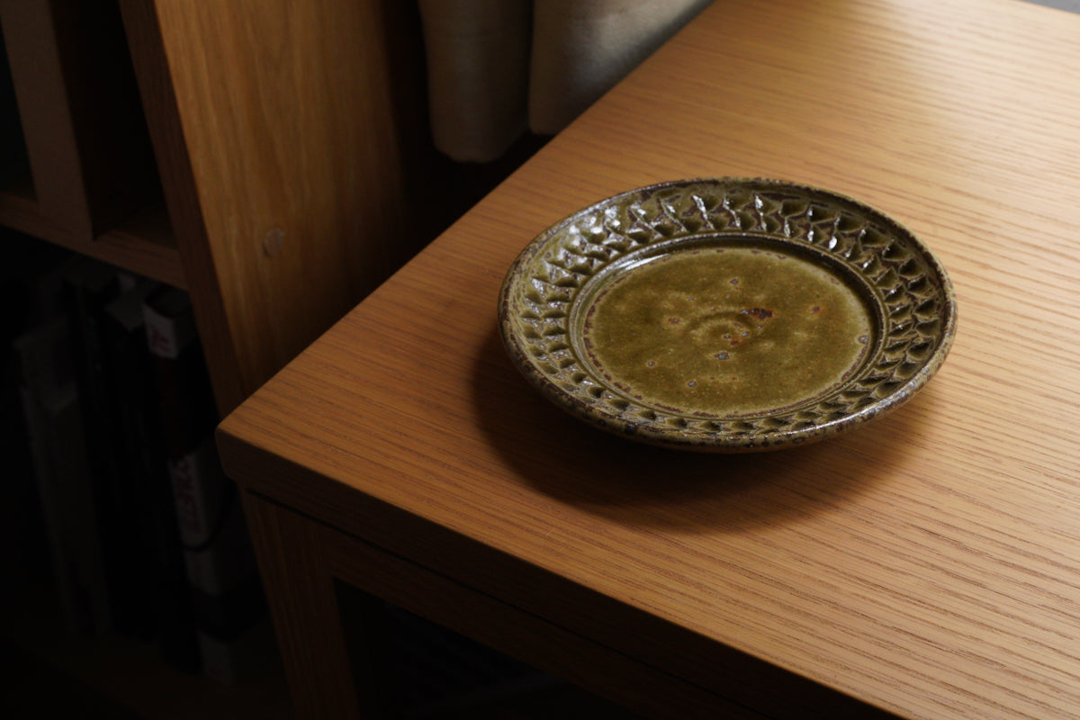 岡村宜治 | 灰釉皿 / 5寸