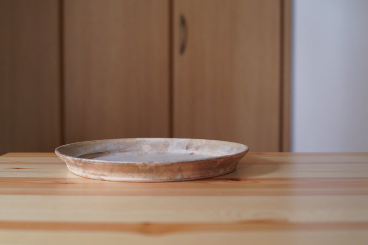 遠藤素子 | リム付き皿 粉引 / 8寸