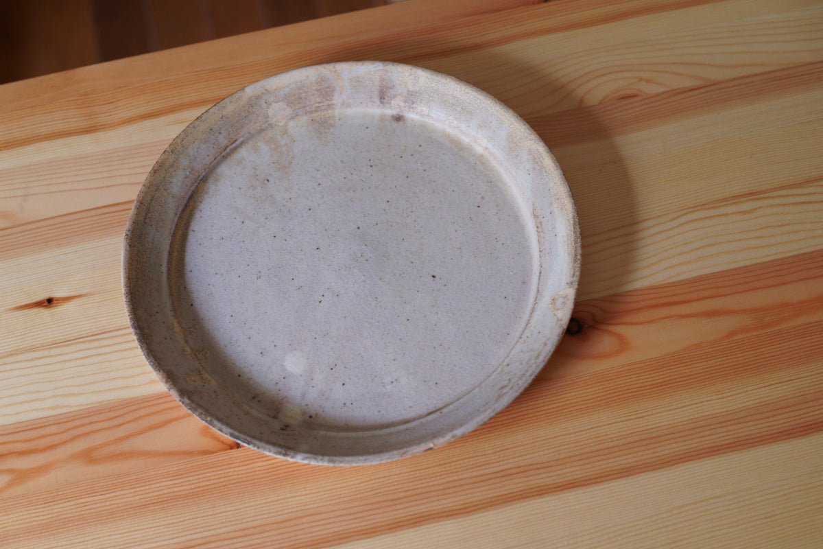 遠藤素子 | リム付き皿 粉引 / 8寸