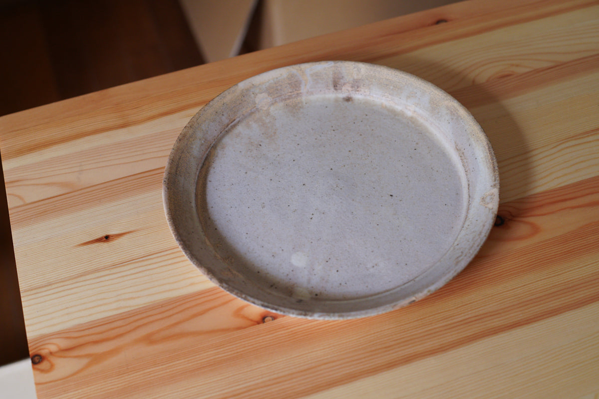 遠藤素子 | リム付き皿 粉引 / 8寸