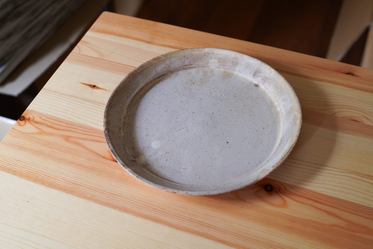 遠藤素子 | リム付き皿 粉引 / 8寸