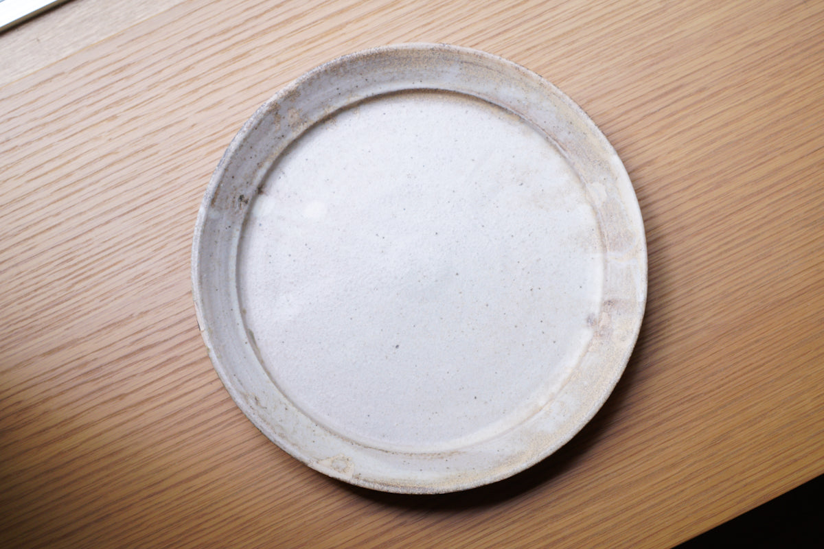 遠藤素子 | リム付き皿 粉引 / 8寸
