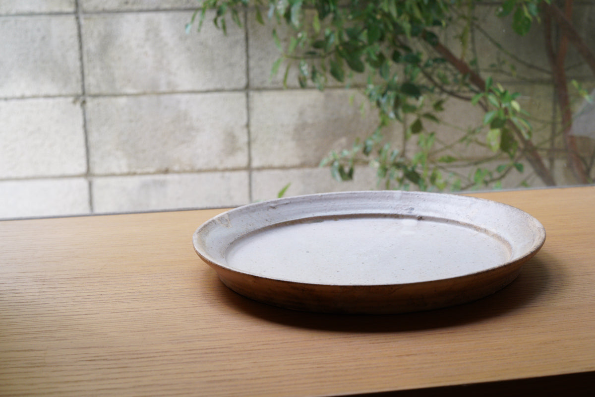 遠藤素子 | リム付き皿 粉引 / 8寸