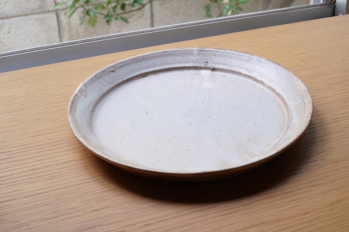 遠藤素子 | リム付き皿 粉引 / 8寸