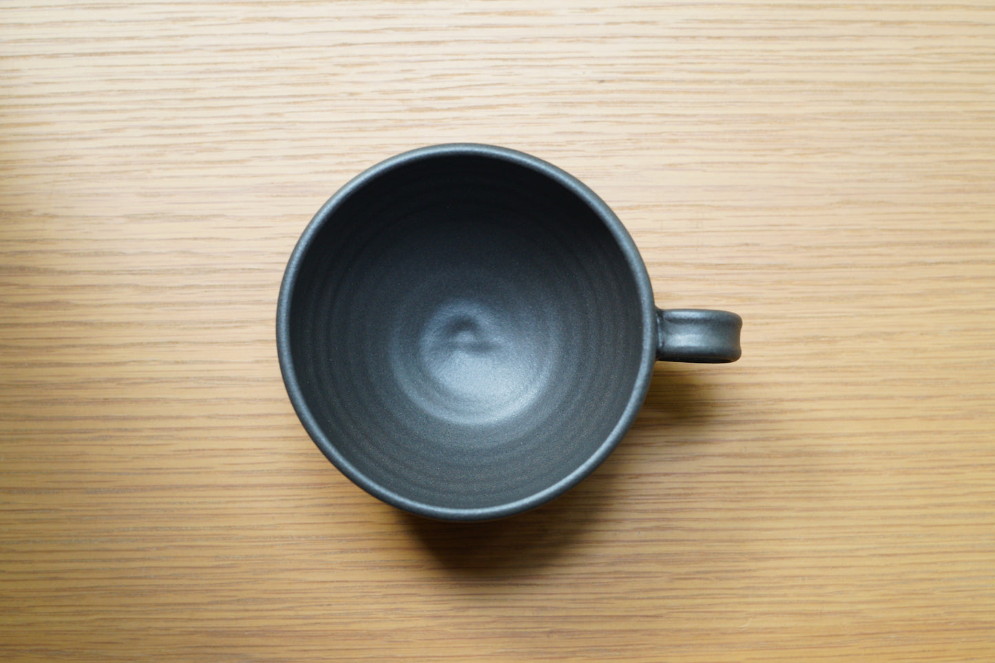 陶房マルヨウ | たっぷり入るスープカップ / 黒