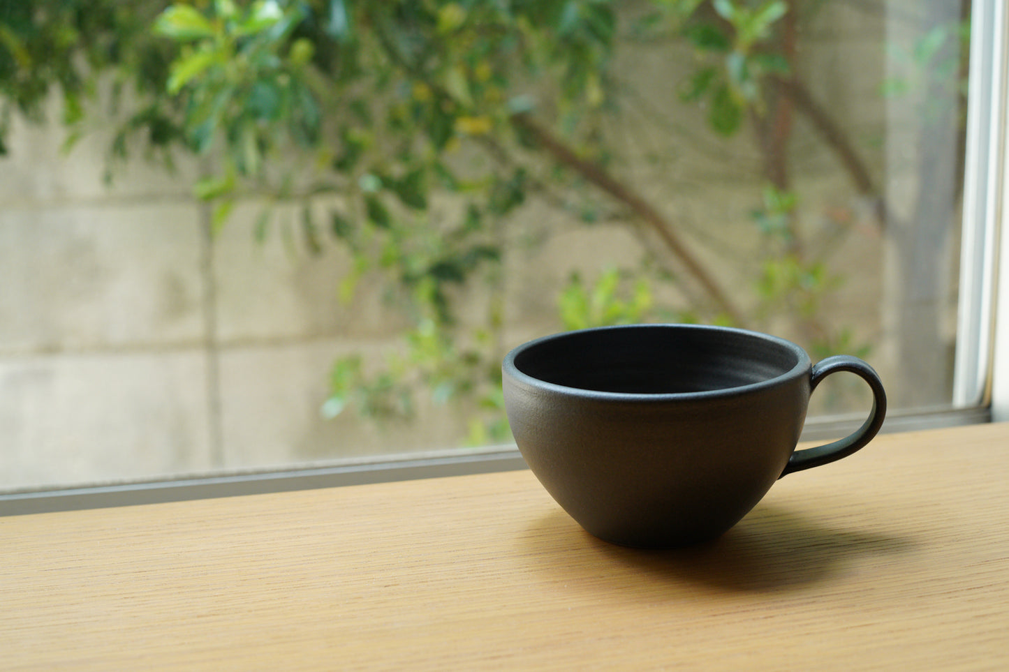 陶房マルヨウ | たっぷり入るスープカップ / 黒