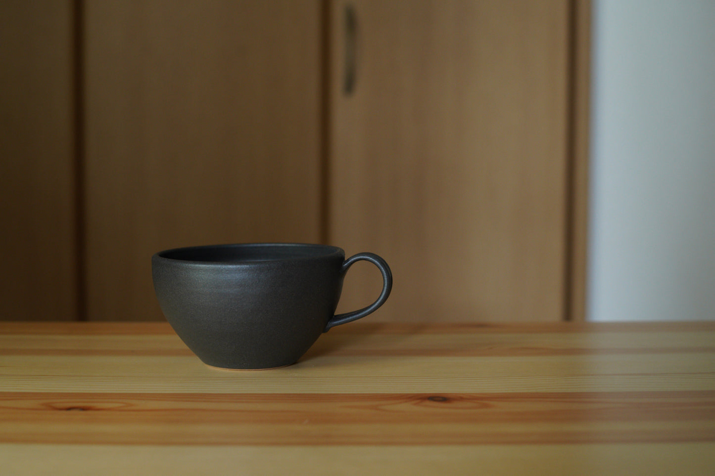陶房マルヨウ | たっぷり入るスープカップ / 黒