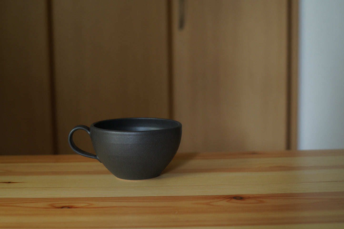 陶房マルヨウ | たっぷり入るスープカップ / 黒