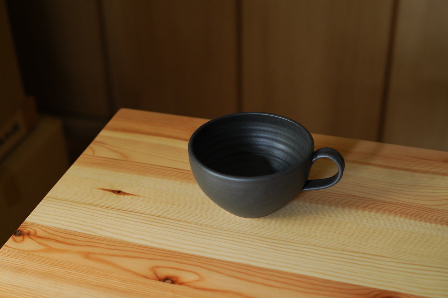陶房マルヨウ | たっぷり入るスープカップ / 黒