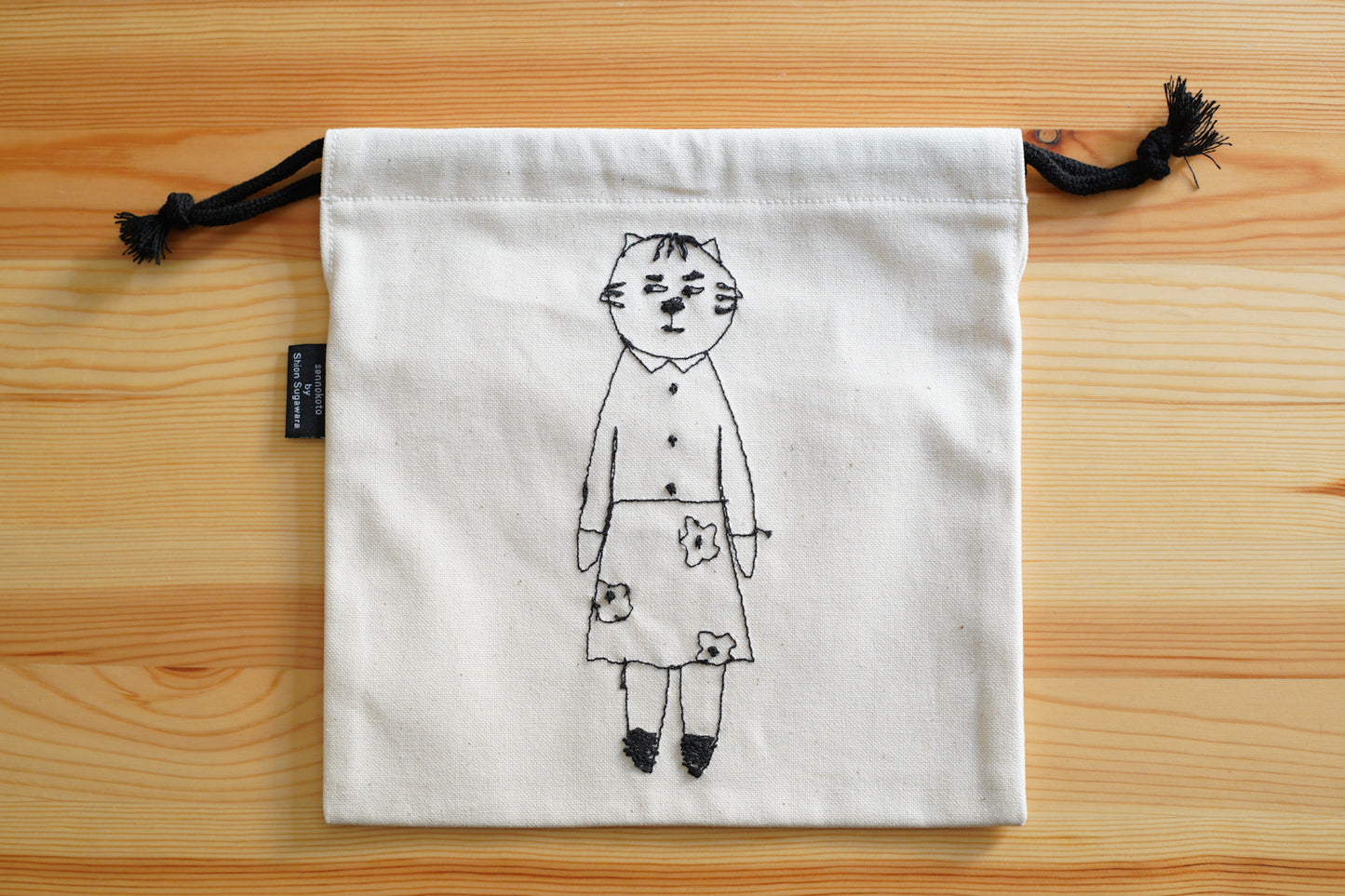 sennokoto by Shion Sugawara | 巾着 両面刺繍 / 花柄ネコ