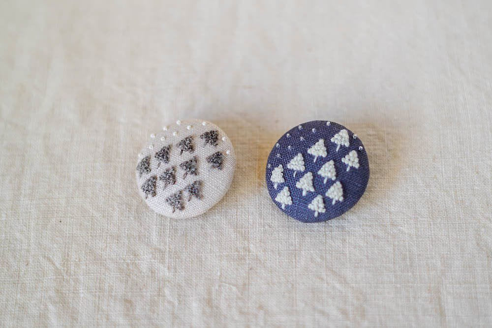 菅間岬 - soji | ウール刺繍ブローチ - 真夜中の銀世界