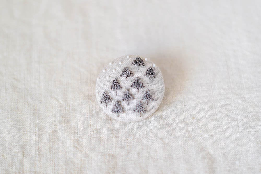 菅間岬 - soji | ウール刺繍ブローチ - 真夜中の銀世界
