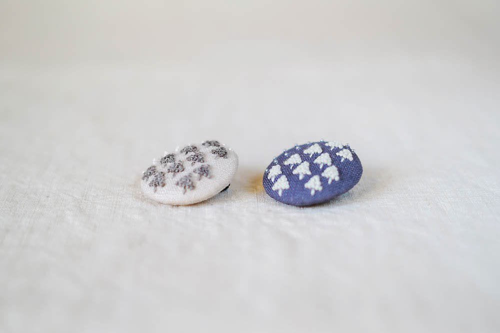 菅間岬 - soji | ウール刺繍ブローチ - 真夜中の銀世界