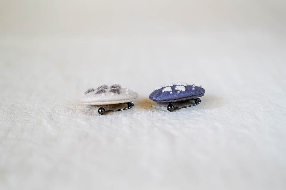菅間岬 - soji | ウール刺繍ブローチ - 真夜中の銀世界