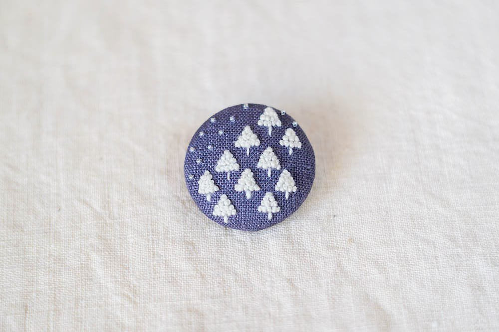 菅間岬 - soji | ウール刺繍ブローチ - 真夜中の銀世界