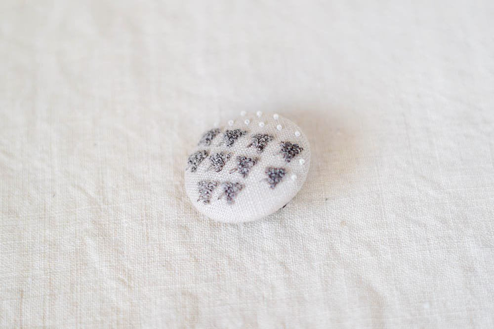 菅間岬 - soji | ウール刺繍ブローチ - 真夜中の銀世界