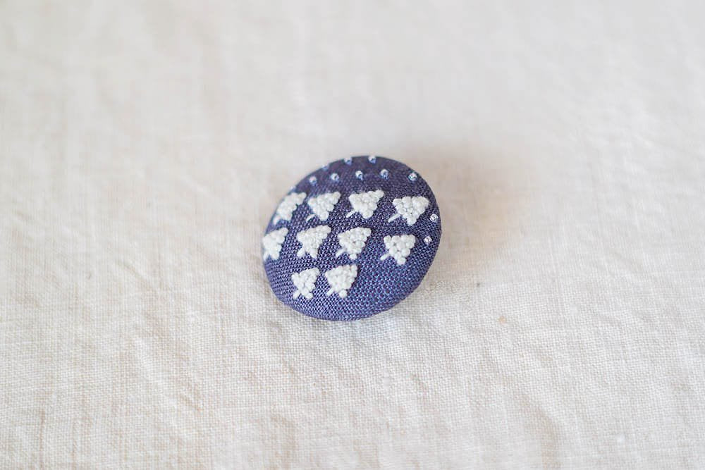 菅間岬 - soji | ウール刺繍ブローチ - 真夜中の銀世界