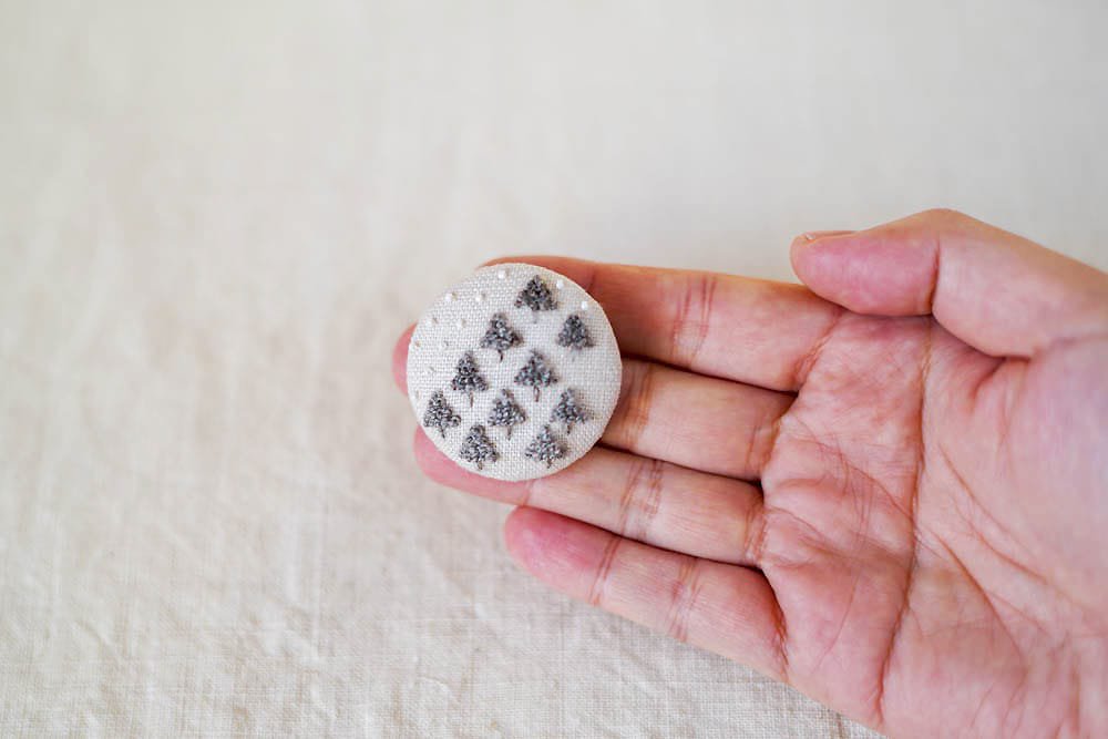 菅間岬 - soji | ウール刺繍ブローチ - 真夜中の銀世界