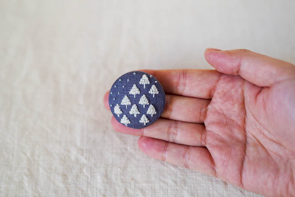 菅間岬 - soji | ウール刺繍ブローチ - 真夜中の銀世界