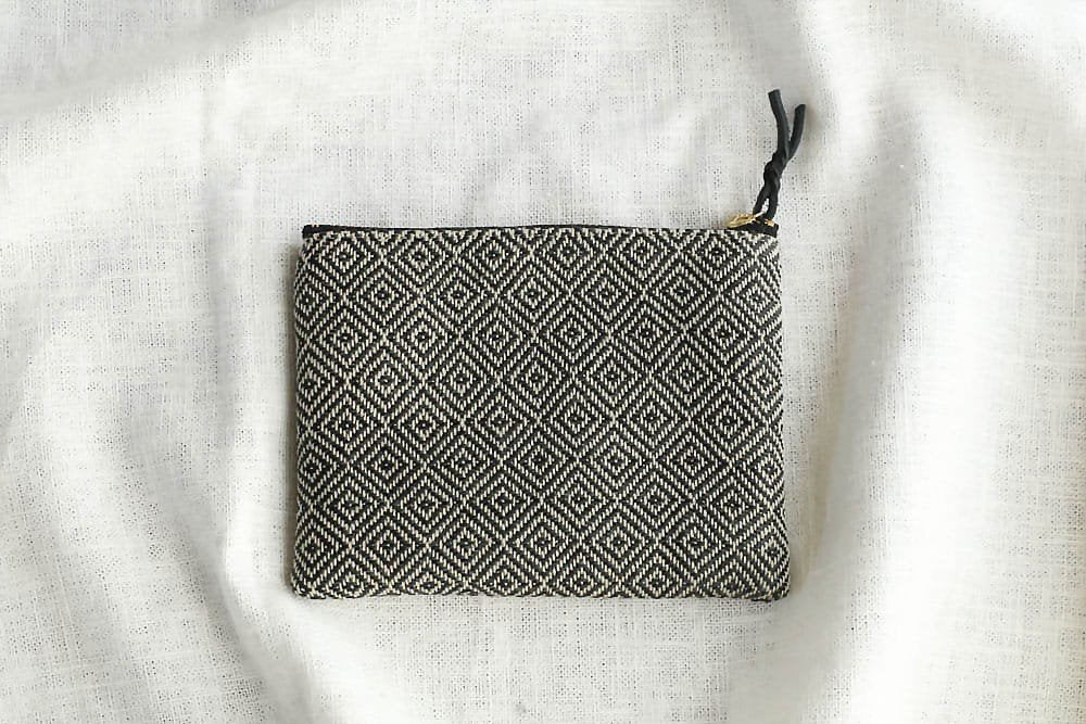 Rocca - 遠藤里枝  |  手織り布のミニポーチ - Black Bird's eye