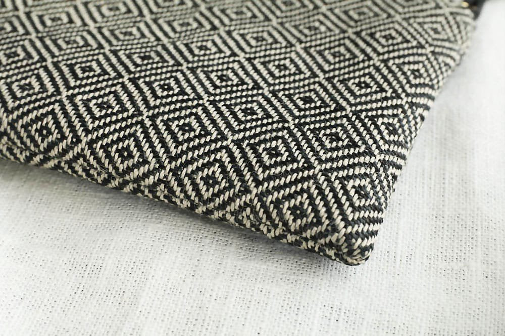 Rocca - 遠藤里枝  |  手織り布のミニポーチ - Black Bird's eye