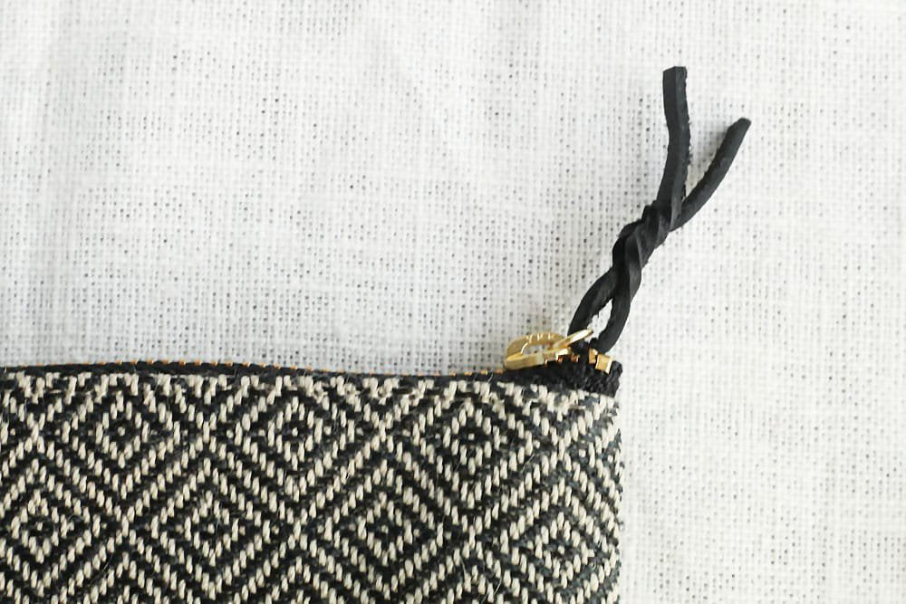 Rocca - 遠藤里枝  |  手織り布のミニポーチ - Black Bird's eye