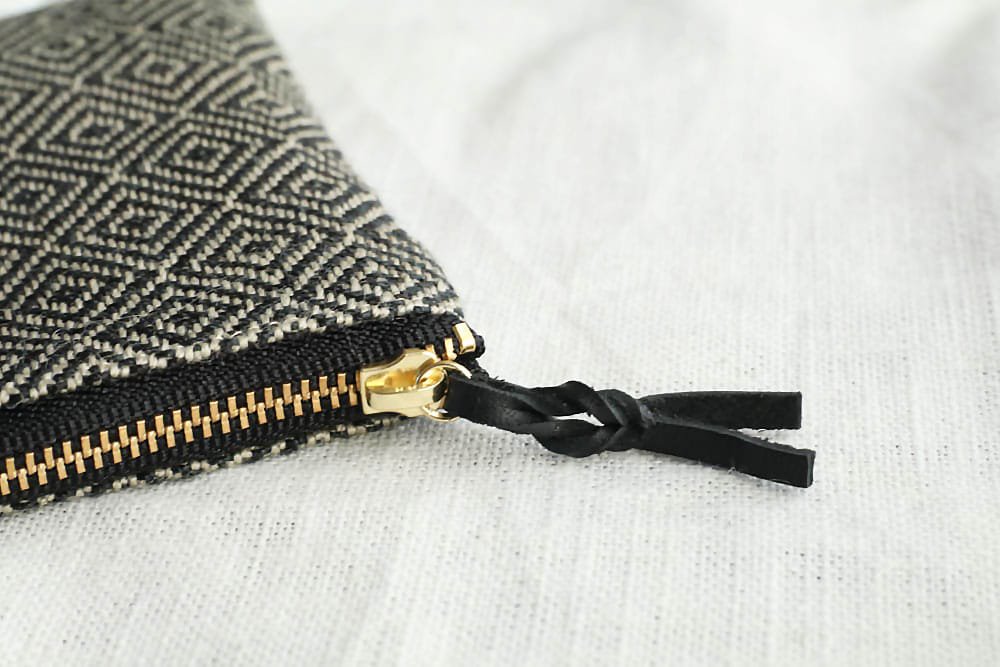 Rocca - 遠藤里枝  |  手織り布のミニポーチ - Black Bird's eye