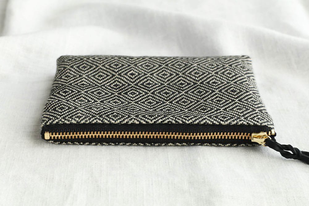 Rocca - 遠藤里枝  |  手織り布のミニポーチ - Black Bird's eye