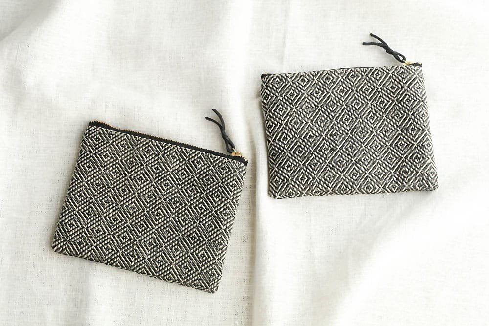 Rocca - 遠藤里枝  |  手織り布のミニポーチ - Black Bird's eye